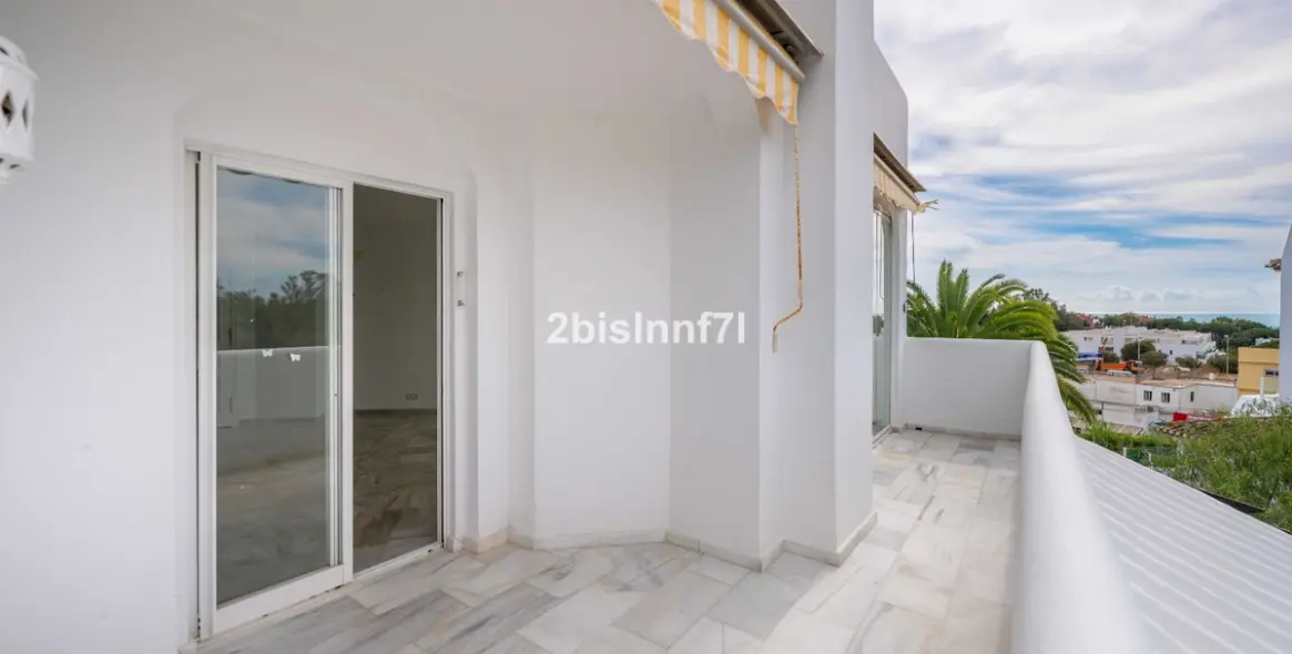 Sale of middle floor apartment in Elviria 21