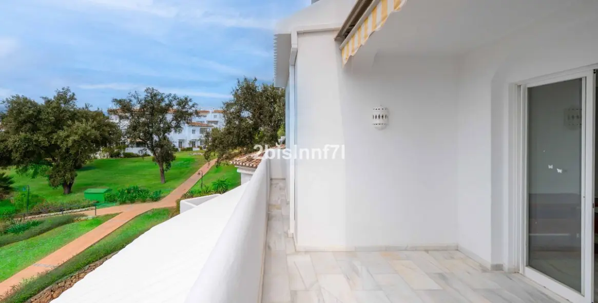 Sale of middle floor apartment in Elviria 22