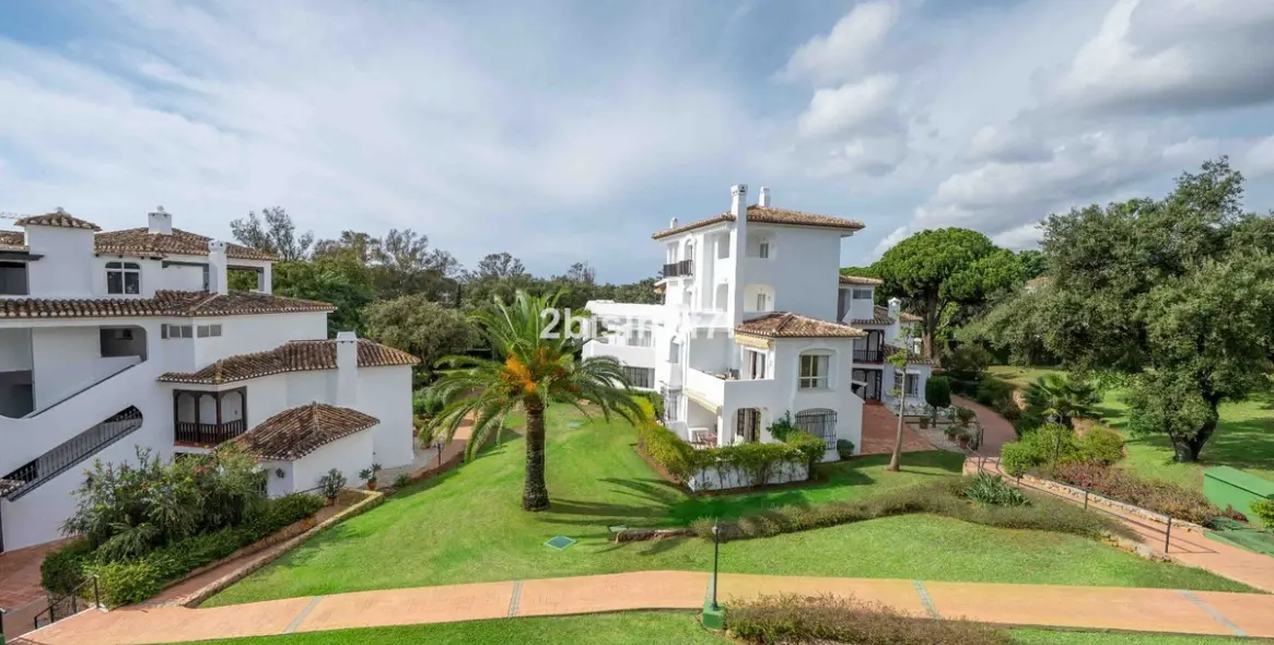 Sale of middle floor apartment in Elviria 23