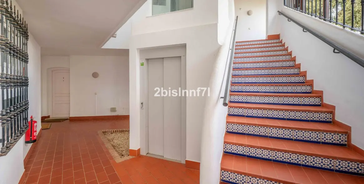 Sale of middle floor apartment in Elviria 25