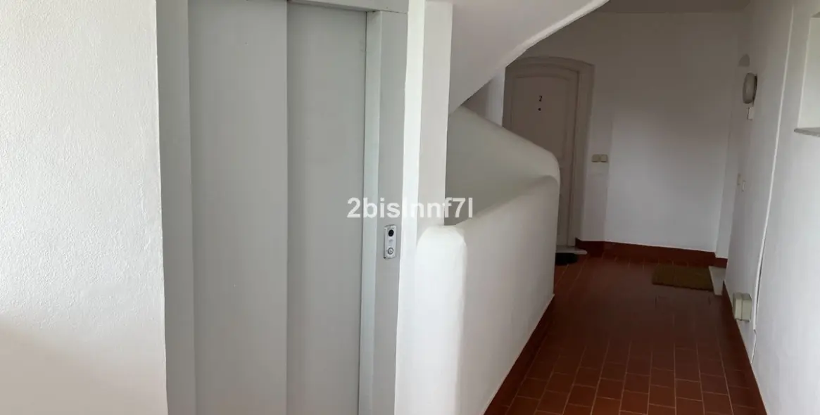 Sale of middle floor apartment in Elviria 26