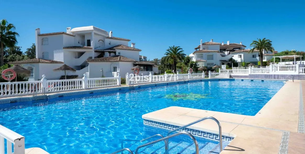 Sale of middle floor apartment in Elviria 28