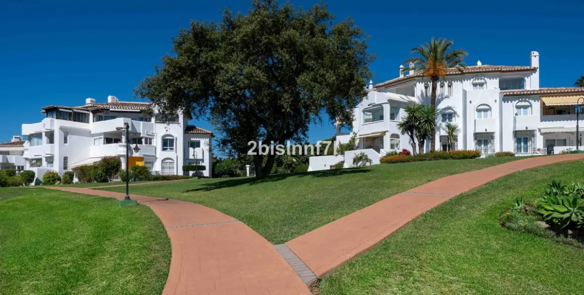 Sale of middle floor apartment in Elviria 33