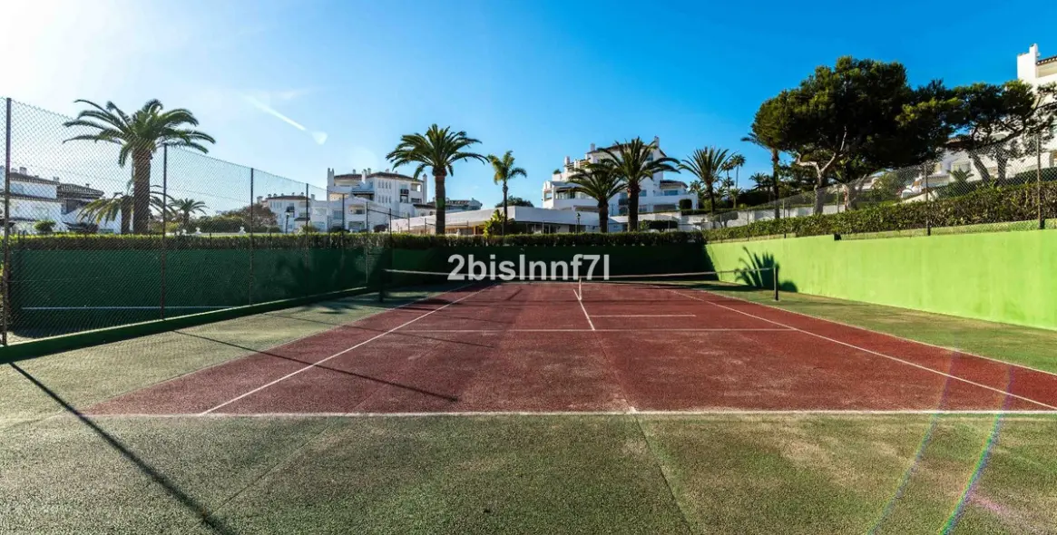 Sale of middle floor apartment in Elviria 34