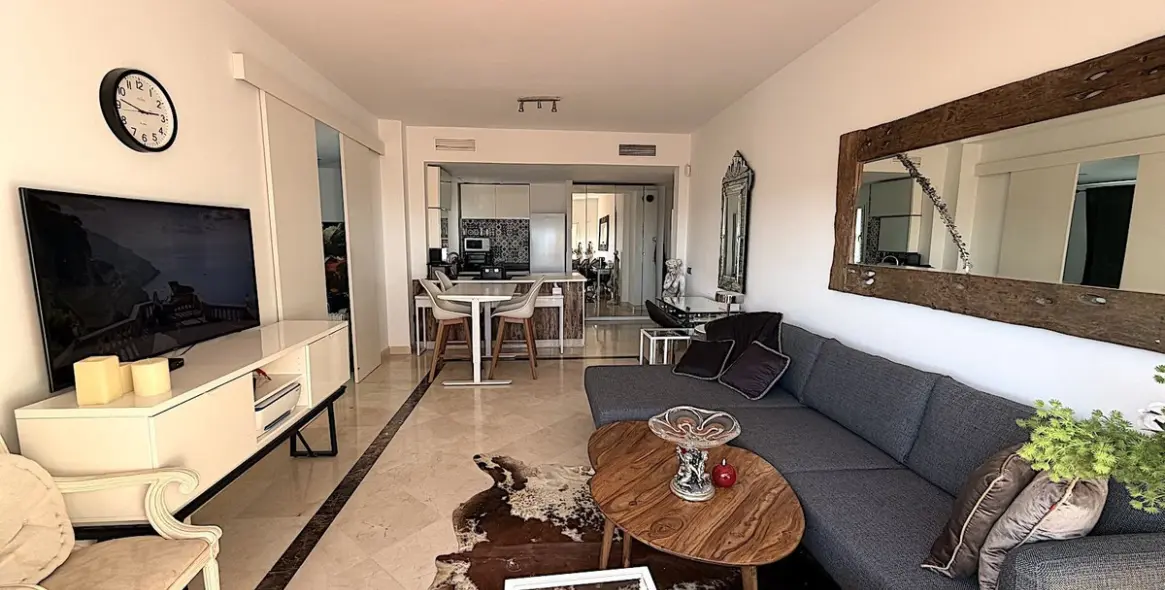 Long-term rent of penthouse in Bel Air 6