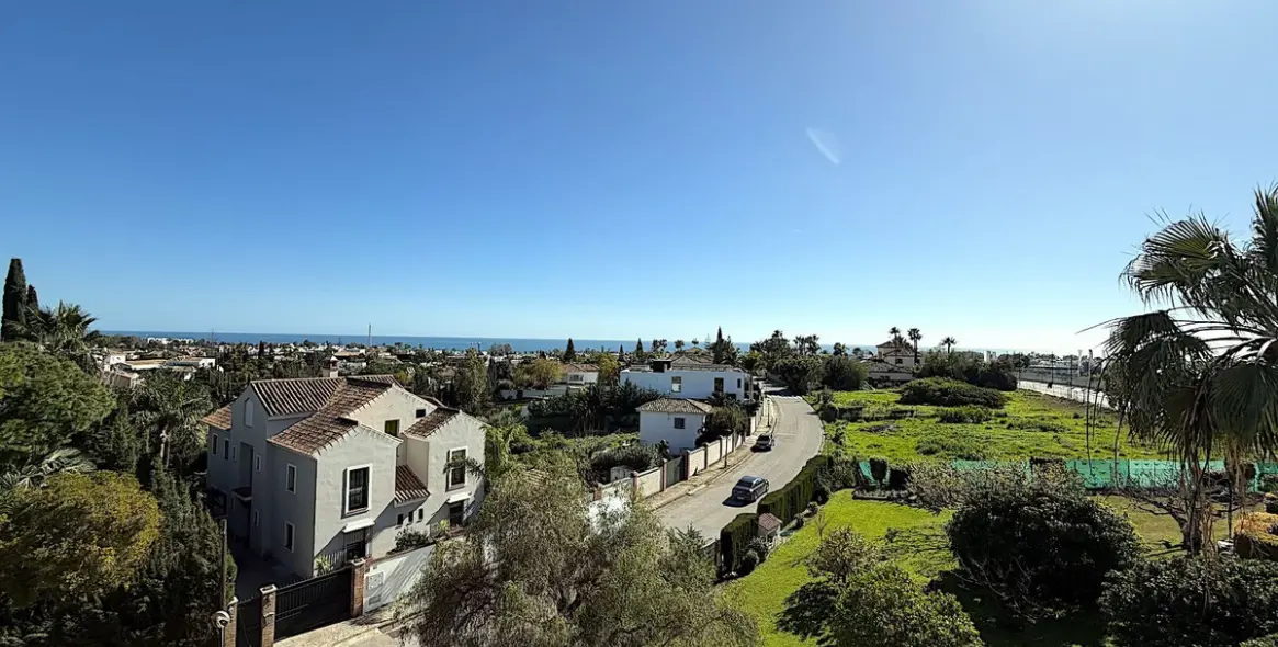 Long-term rent of penthouse in Bel Air 15