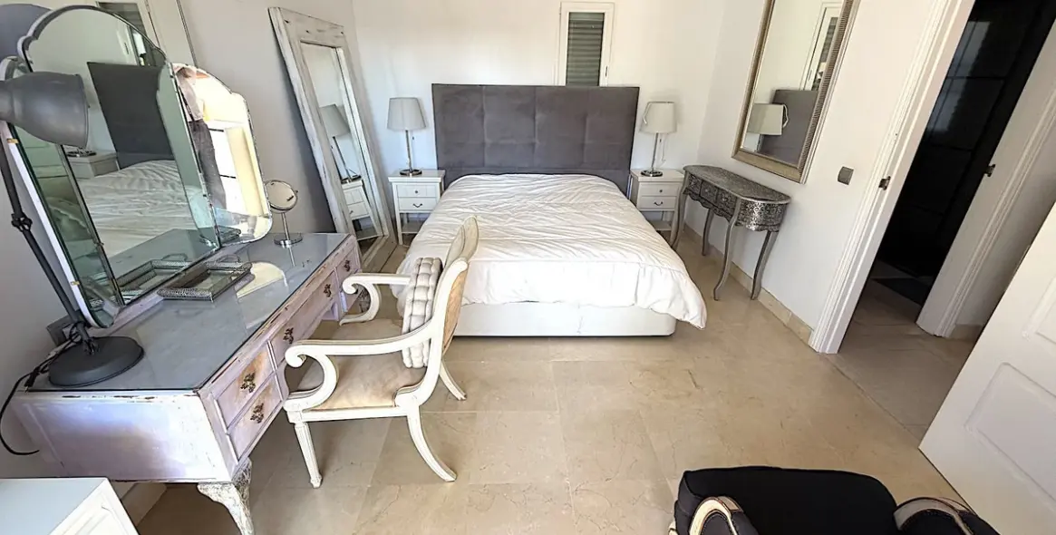 Long-term rent of penthouse in Bel Air 17