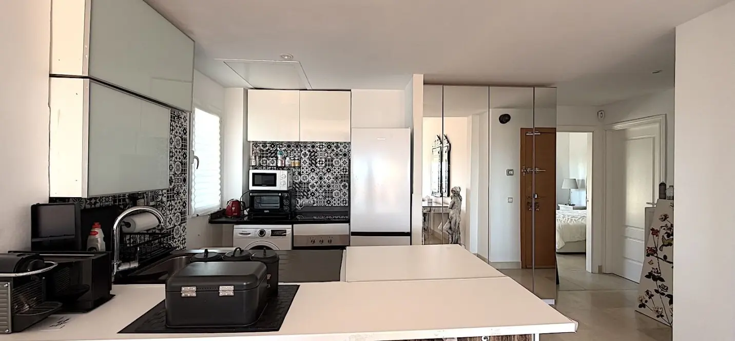 Sale of penthouse in Bel Air 4