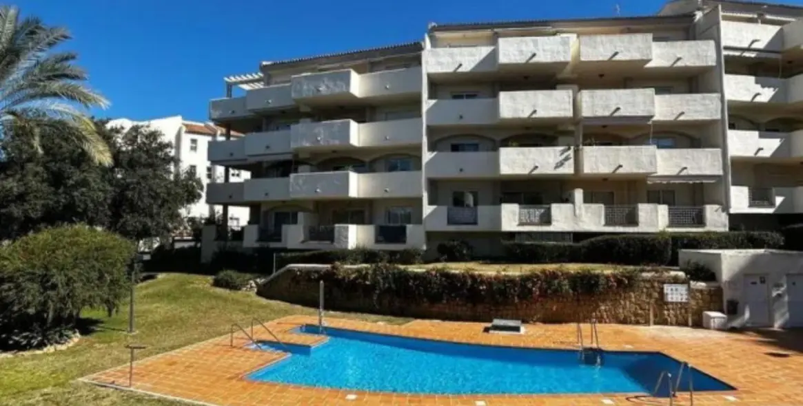 Sale of middle floor apartment in Elviria 1
