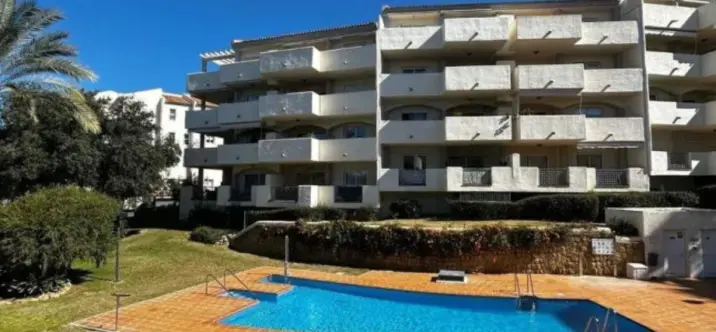 Sale of middle floor apartment in Elviria 0
