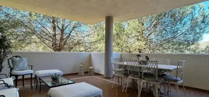 Sale of middle floor apartment in Elviria 1