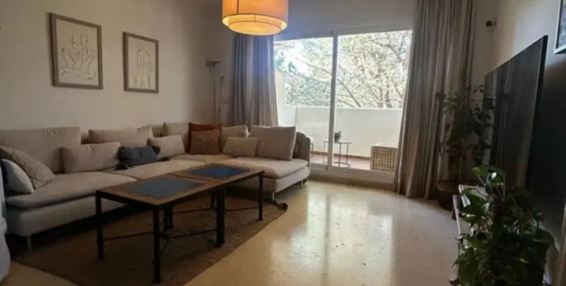 Sale of middle floor apartment in Elviria 3