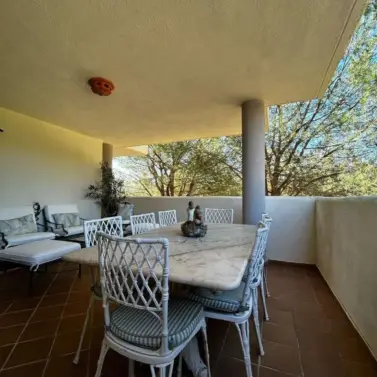 Sale of middle floor apartment in Elviria