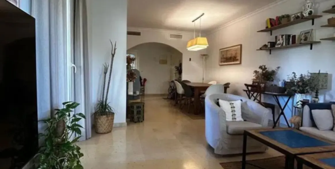 Sale of middle floor apartment in Elviria 5