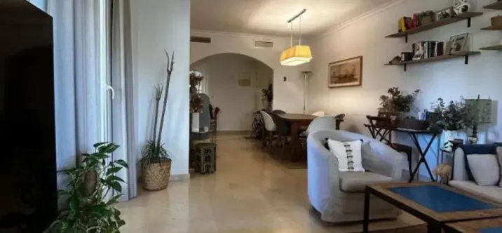 Sale of middle floor apartment in Elviria 4