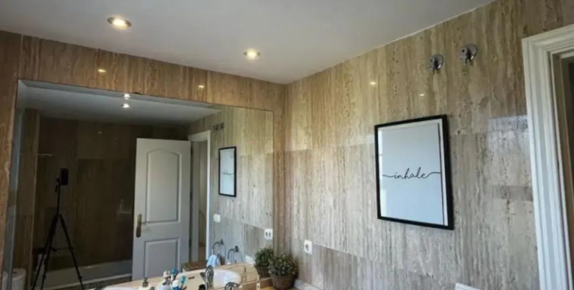 Sale of middle floor apartment in Elviria 9