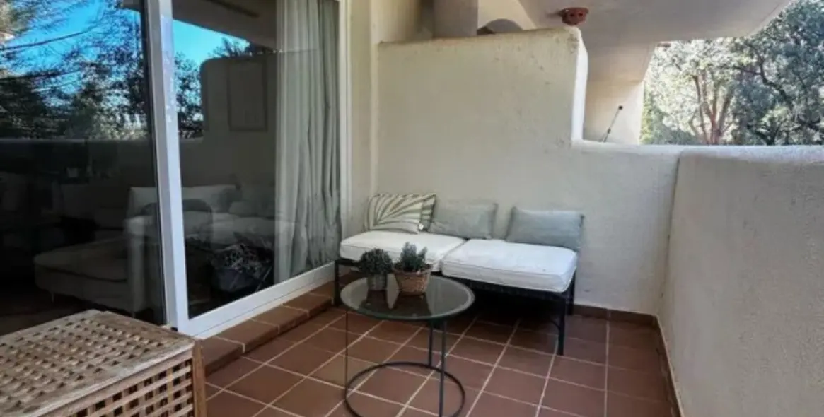 Sale of middle floor apartment in Elviria 10
