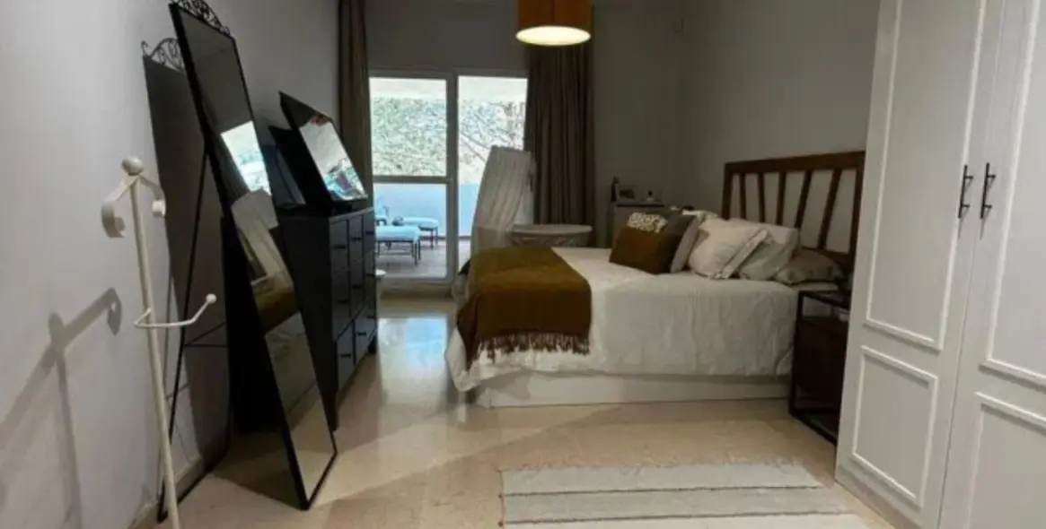 Sale of middle floor apartment in Elviria 12
