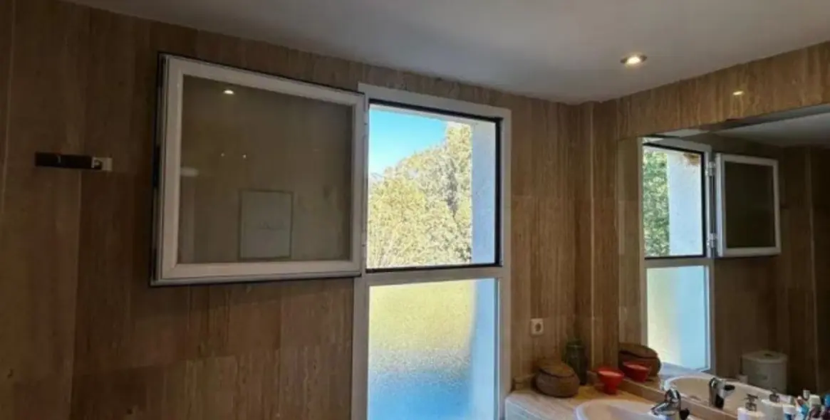 Sale of middle floor apartment in Elviria 13