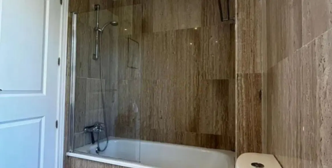 Sale of middle floor apartment in Elviria 14