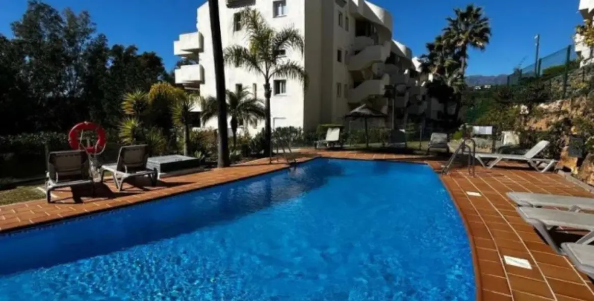 Sale of middle floor apartment in Elviria 20