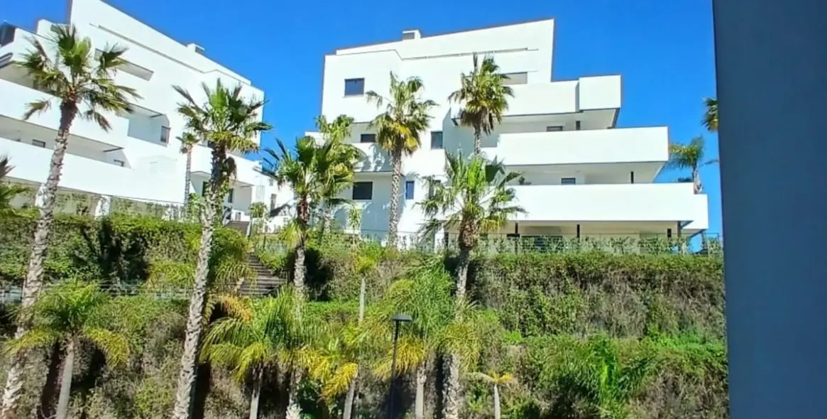 Sale of middle floor apartment in Estepona 1