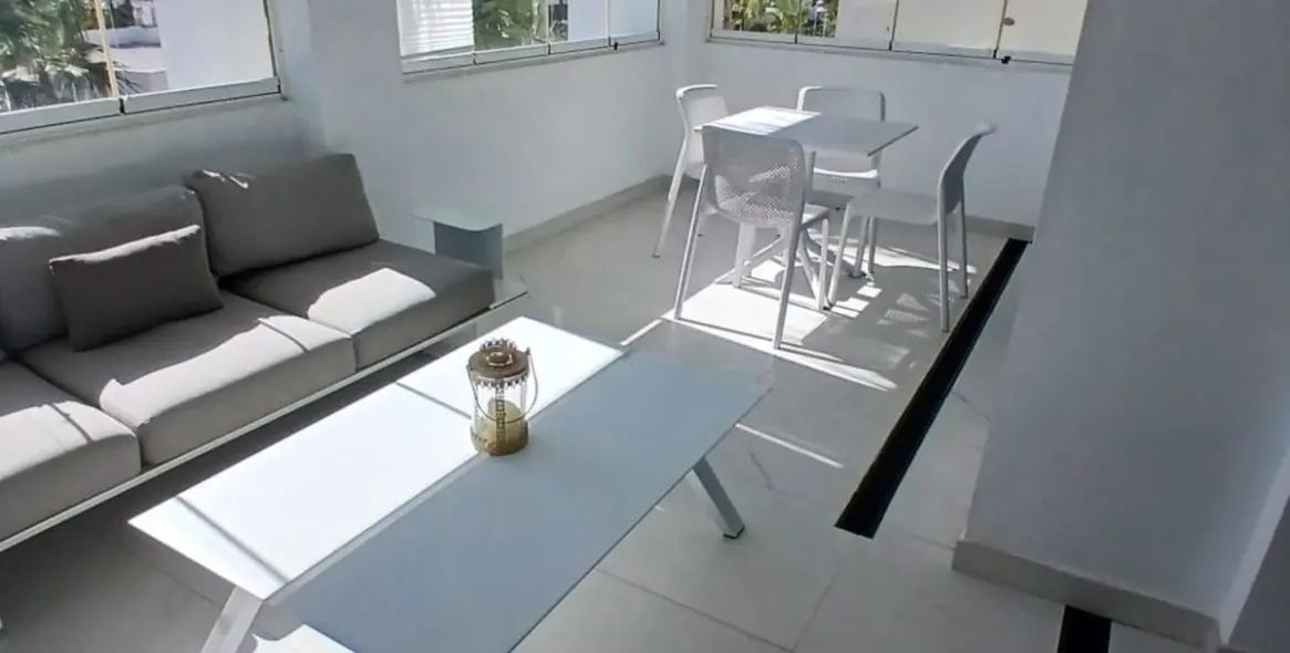 Sale of middle floor apartment in Estepona 2