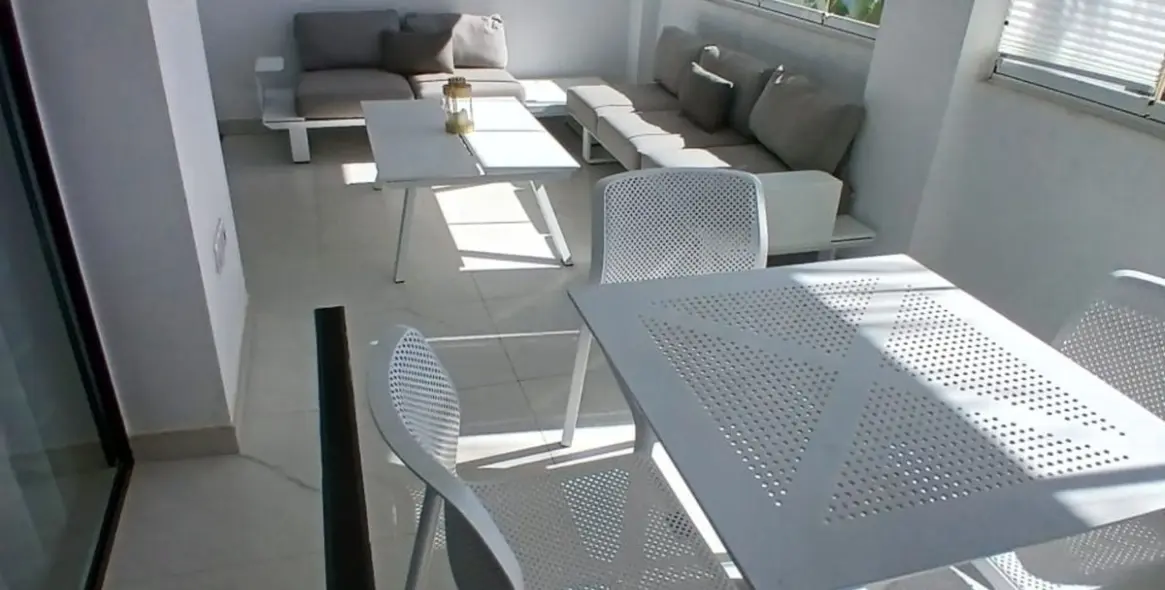 Sale of middle floor apartment in Estepona 3