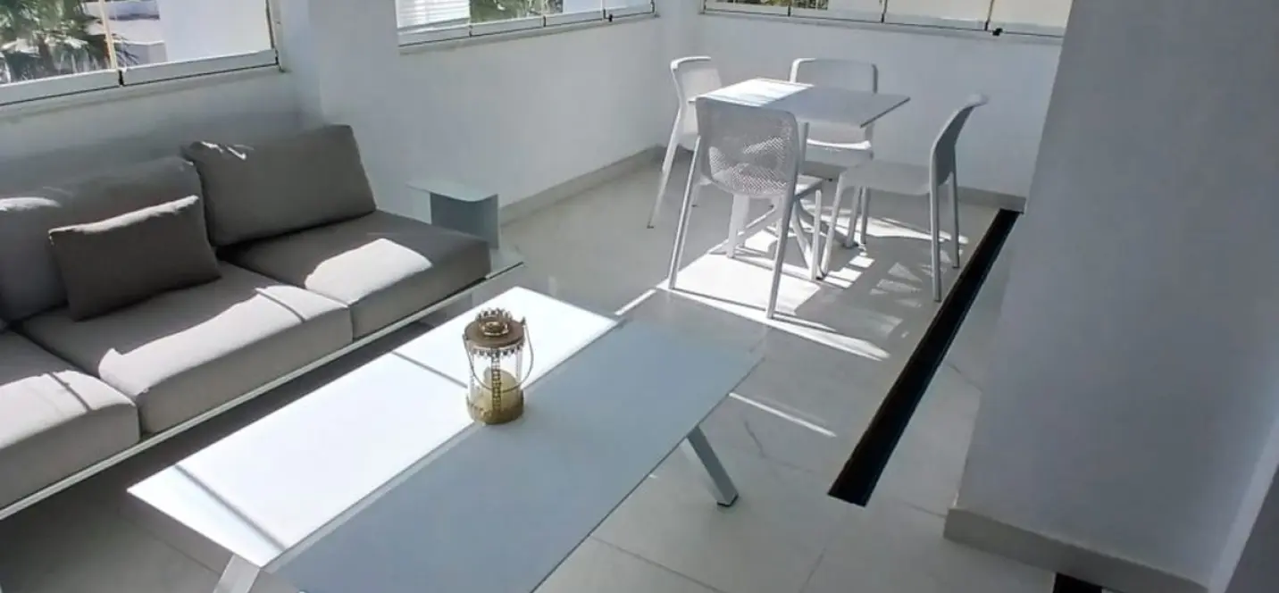Venta de apartamento en planta media en Estepona 1