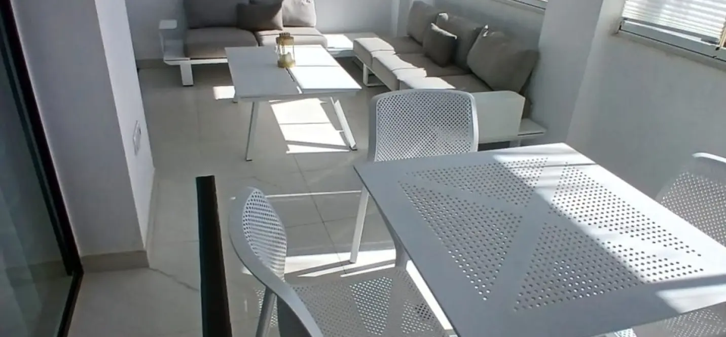 Venta de apartamento en planta media en Estepona 2