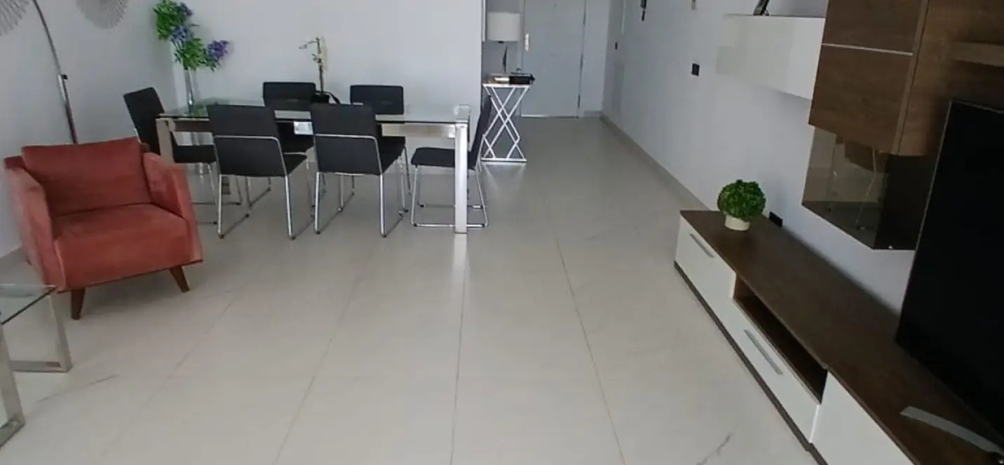 Venta de apartamento en planta media en Estepona 3