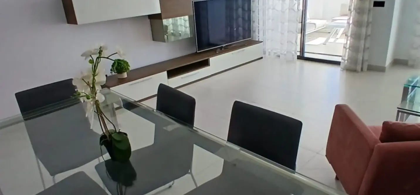 Venta de apartamento en planta media en Estepona 4
