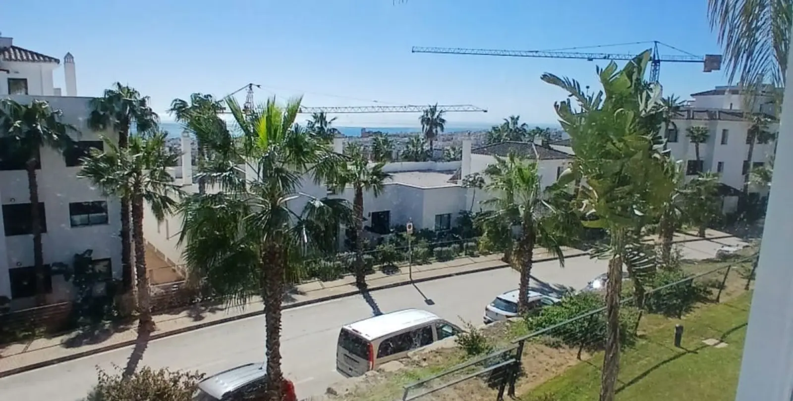 Продажа апартаментов на среднем этаже в Estepona 6