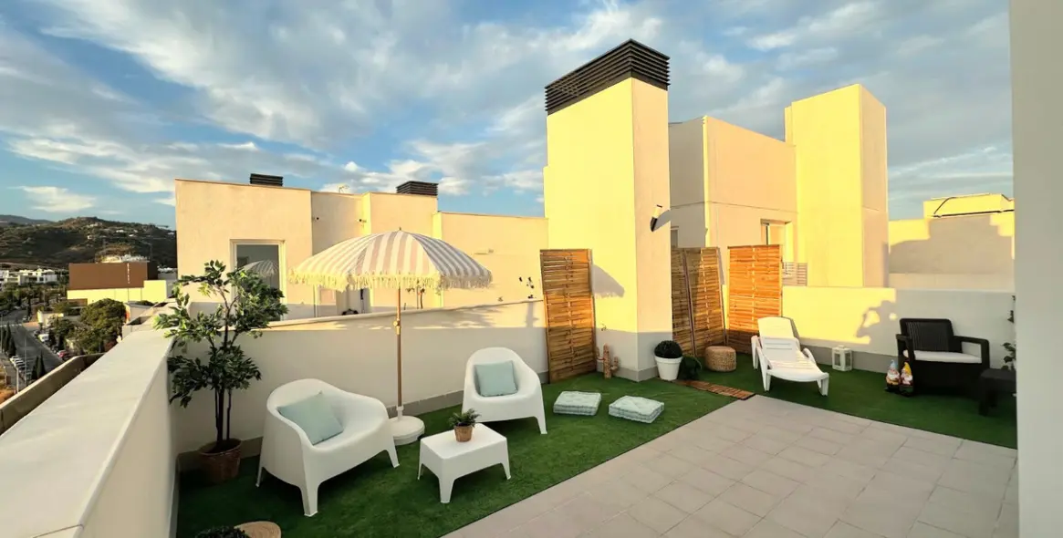 Sale of penthouse in Estepona 2