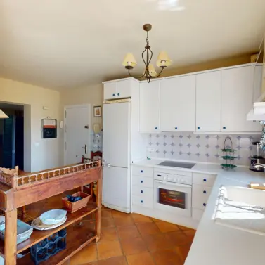 Sale of middle floor apartment in Guadalmina Alta