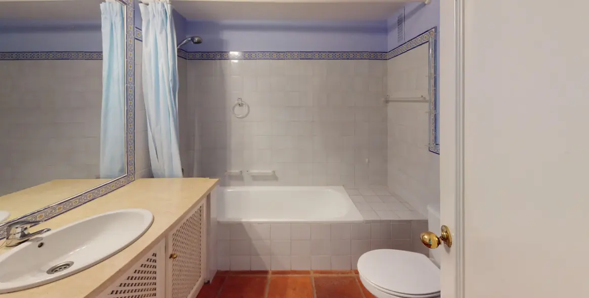 Продажа апартаментов на среднем этаже в Guadalmina Alta 28