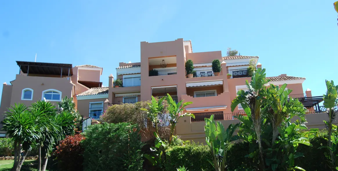 Venta de apartamento en planta media en Guadalmina Alta 1