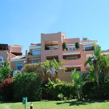 Venta de apartamento en planta media en Guadalmina Alta
