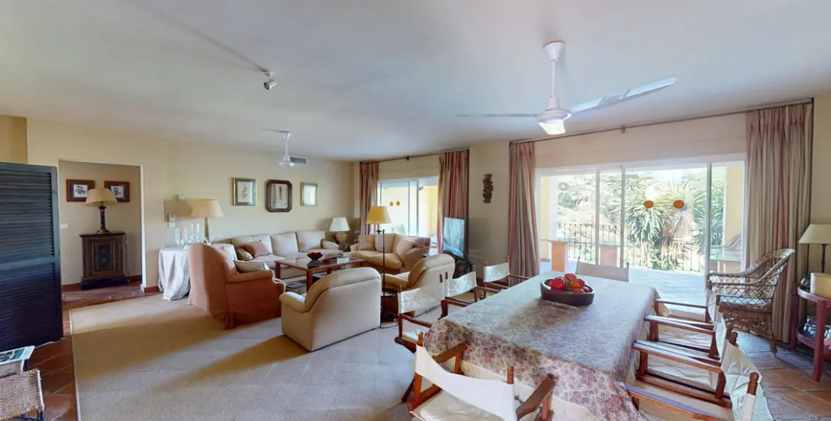 Venta de apartamento en planta media en Guadalmina Alta 2