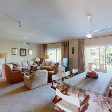 Venta de apartamento en planta media en Guadalmina Alta