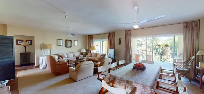 Venta de apartamento en planta media en Guadalmina Alta 1