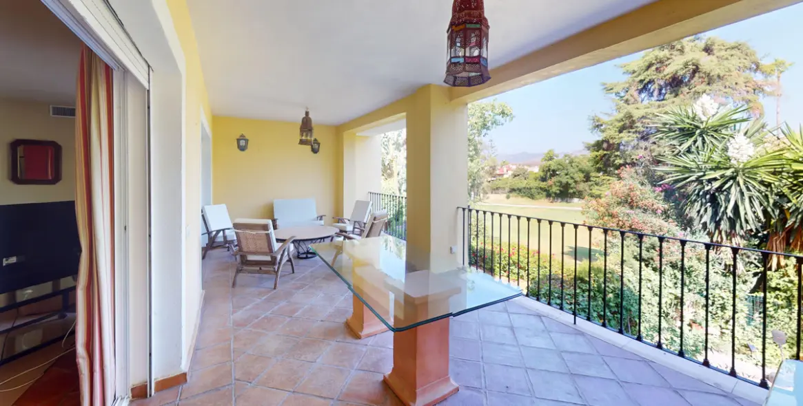 Venta de apartamento en planta media en Guadalmina Alta 3