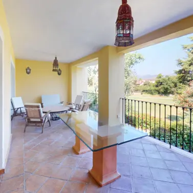 Venta de apartamento en planta media en Guadalmina Alta