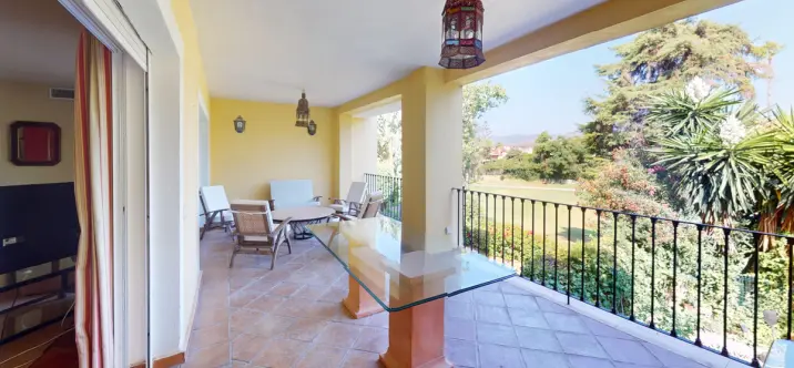Venta de apartamento en planta media en Guadalmina Alta 2