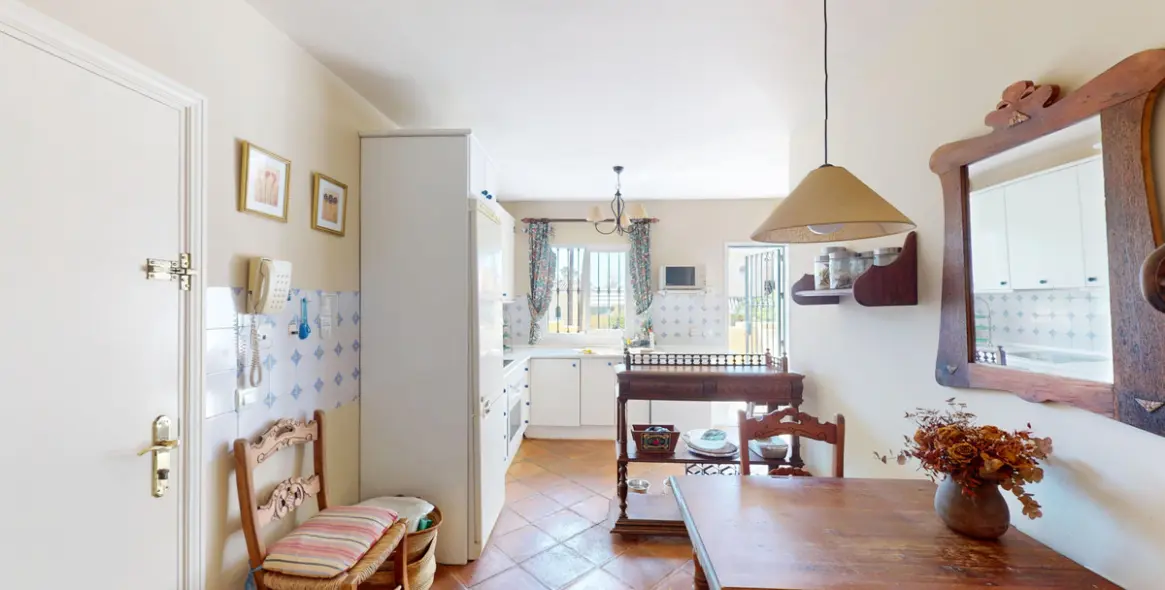 Venta de apartamento en planta media en Guadalmina Alta 4