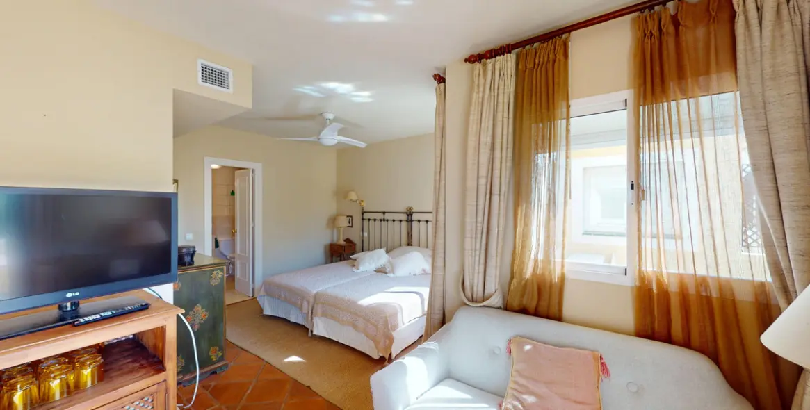 Venta de apartamento en planta media en Guadalmina Alta 5