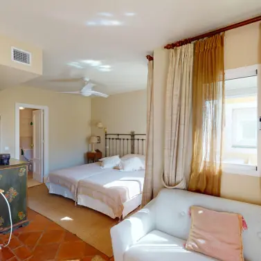 Venta de apartamento en planta media en Guadalmina Alta