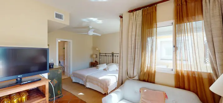 Venta de apartamento en planta media en Guadalmina Alta 4