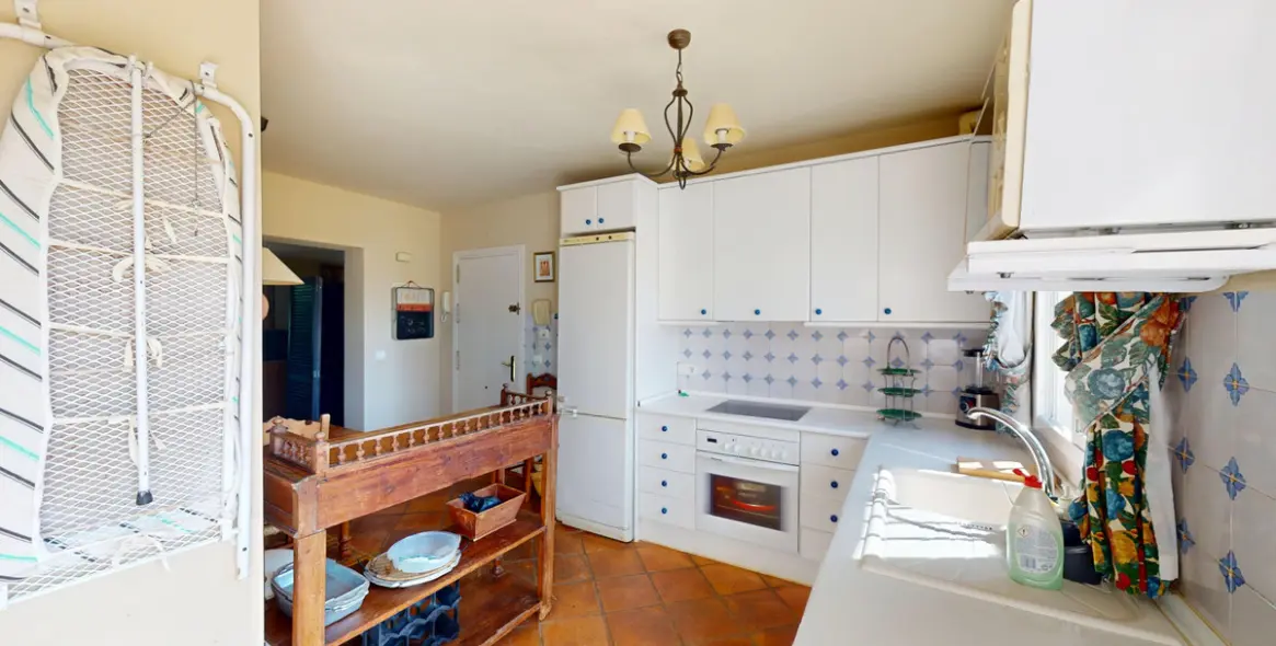 Venta de apartamento en planta media en Guadalmina Alta 6