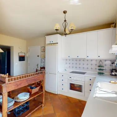 Venta de apartamento en planta media en Guadalmina Alta